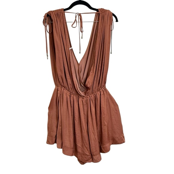 FREE PEOPLE  Bea Romper in Peach Bark romper flowy short-sleeve open back large - Picture 3 of 4